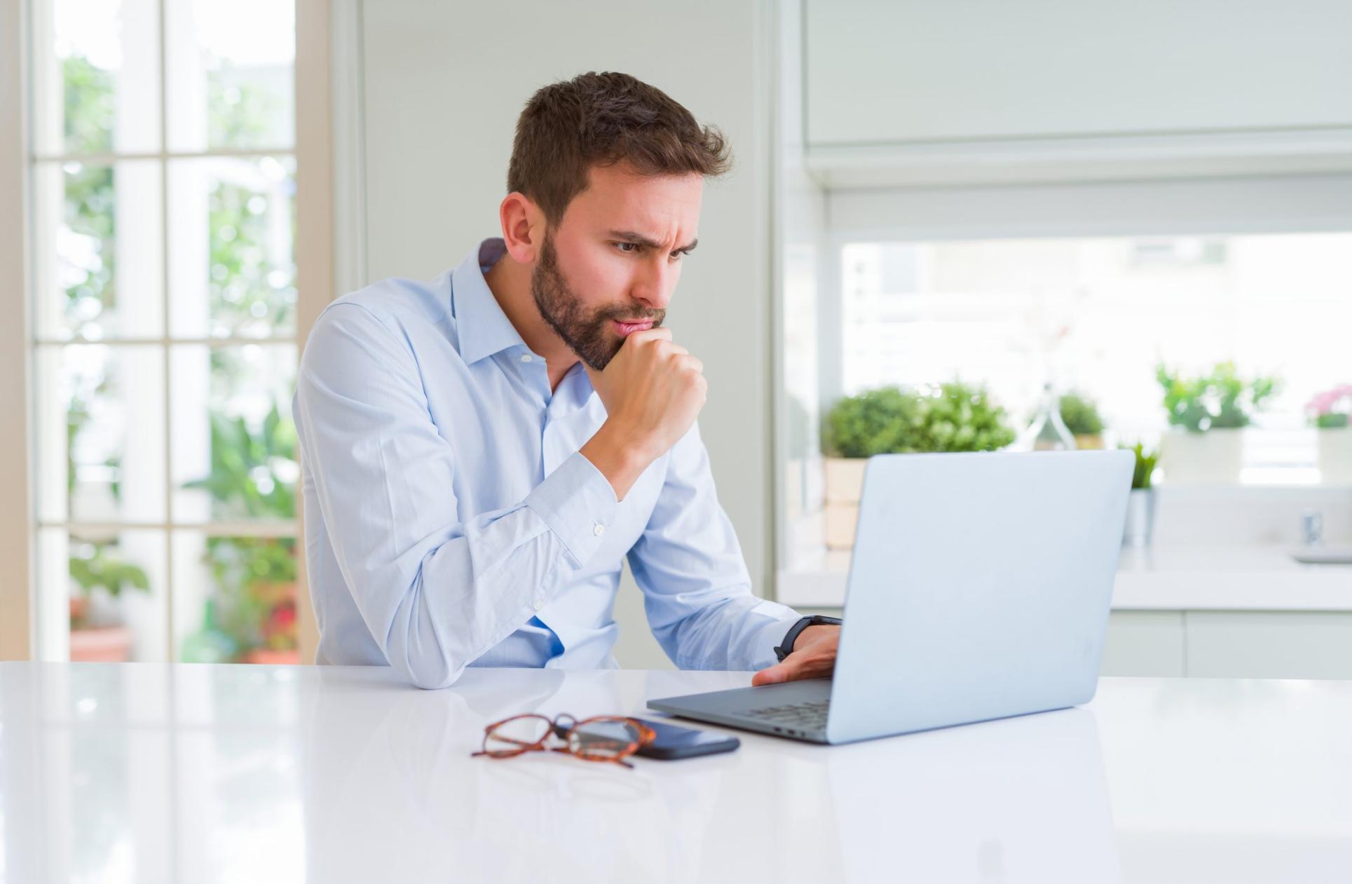 Sessione pratica di programmazione PostgreSQL su workstation professionale